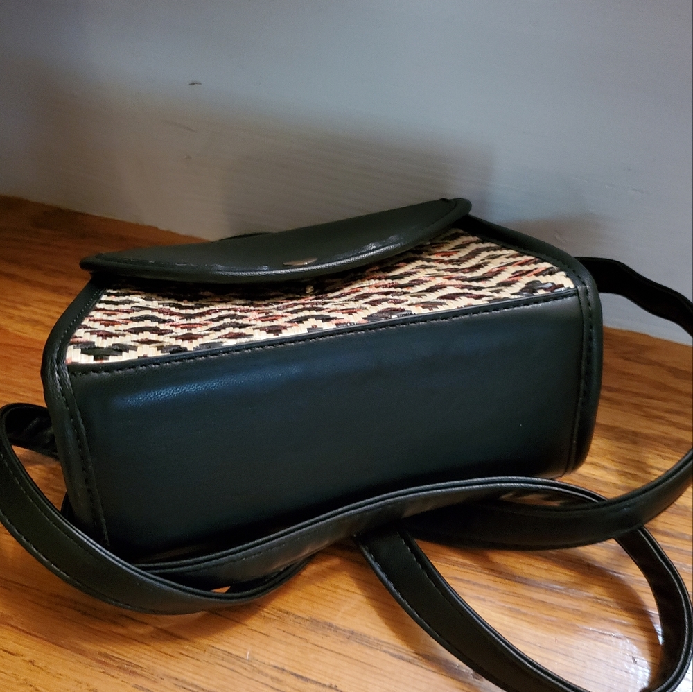 Crossbody - Picture 3 of 4